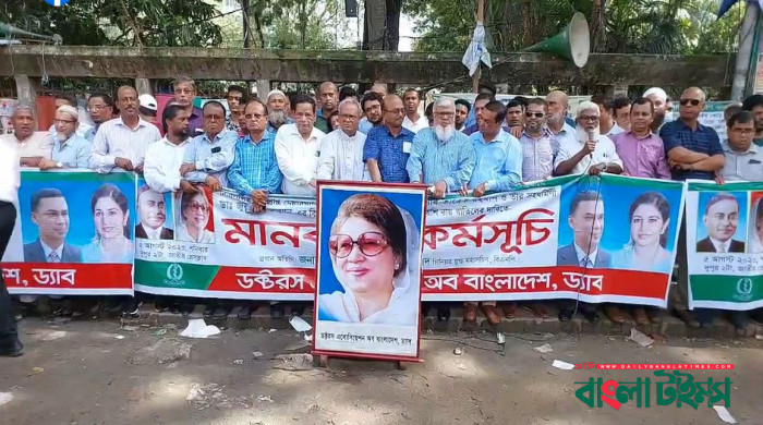 মিডল স্ট্যাম্প উড়িয়ে দিয়ে সরকারের পতন ঘটানো হবে : রিজভী